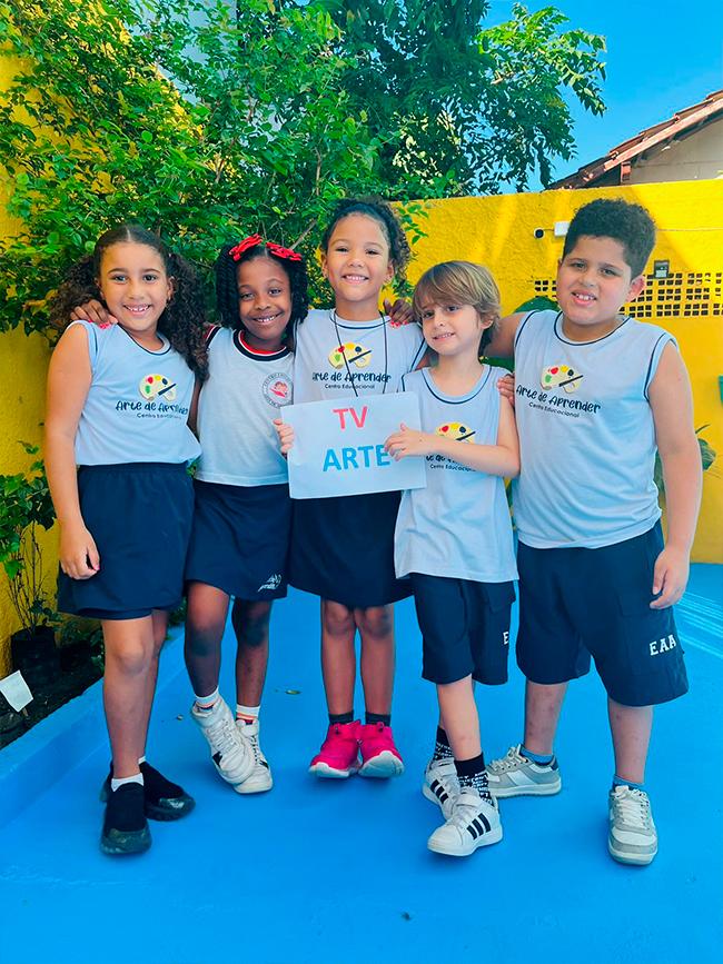 Alunos dos Anos Iniciais apresentando o projeto TV Arte no pátio do Colégio Arte de Aprender