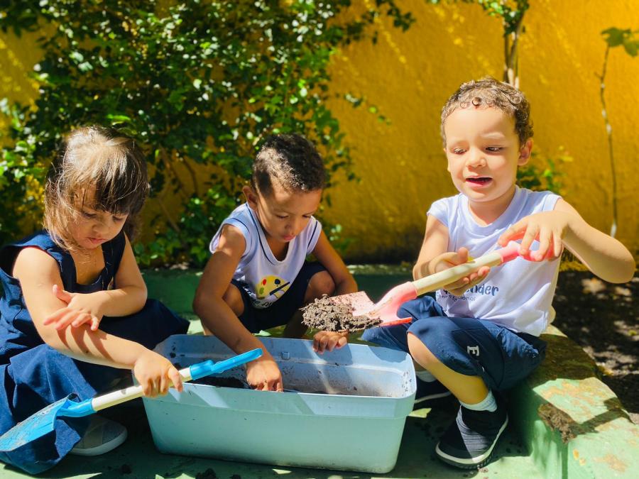 As atividades na horta são projetadas para ser interativas e educativas.