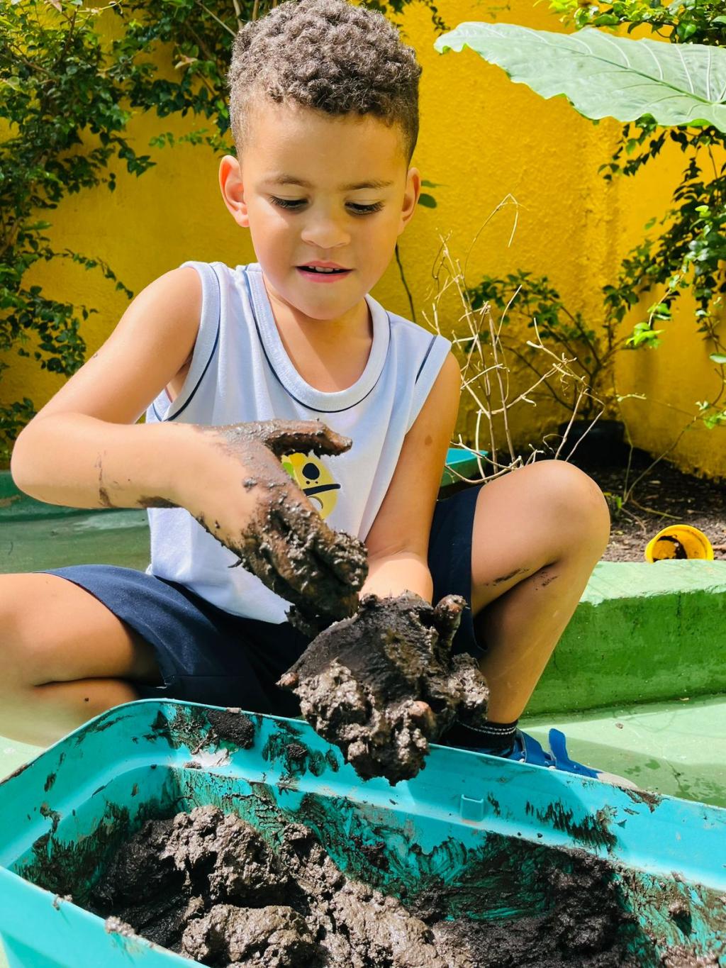 As atividades na horta são projetadas para ser interativas e educativas. As atividades na horta são projetadas para ser interativas e educativas.