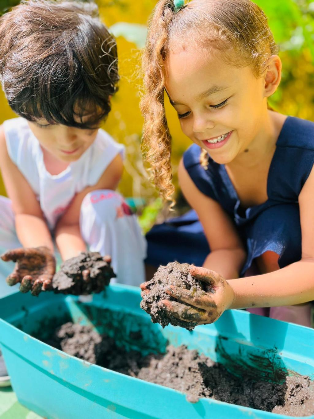 As atividades na horta são projetadas para ser interativas e educativas. As atividades na horta são projetadas para ser interativas e educativas.