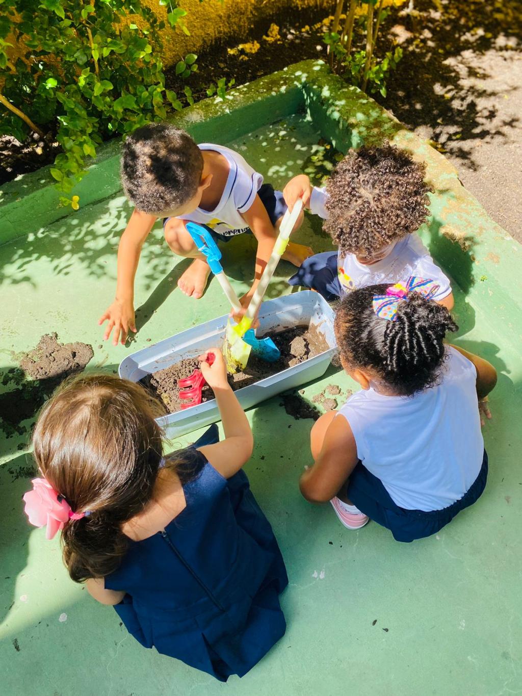 As atividades na horta são projetadas para ser interativas e educativas. As atividades na horta são projetadas para ser interativas e educativas.