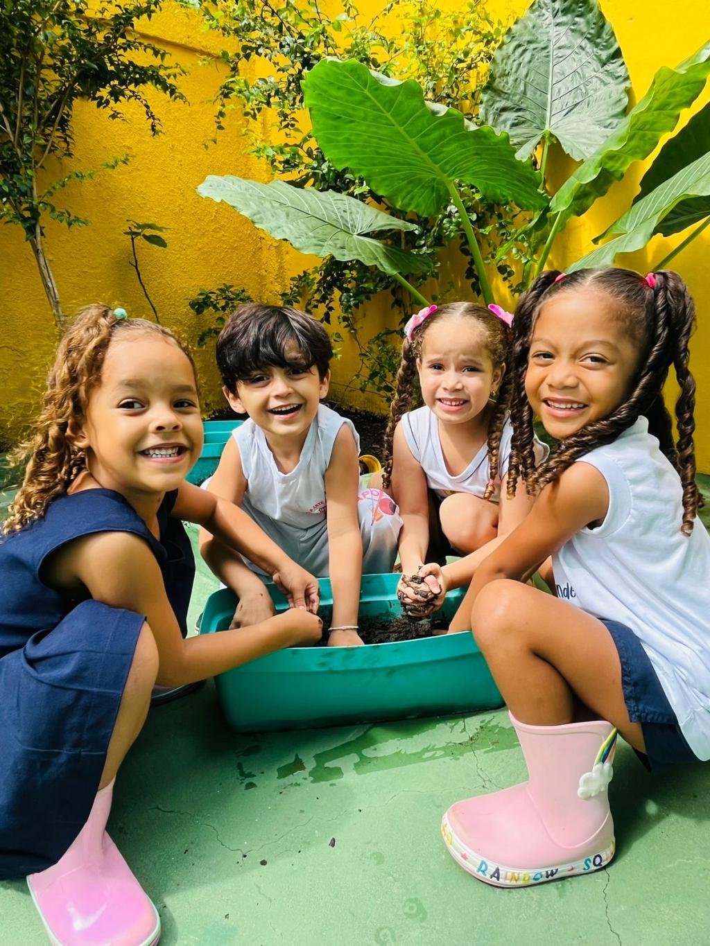 As atividades na horta são projetadas para ser interativas e educativas. As atividades na horta são projetadas para ser interativas e educativas.