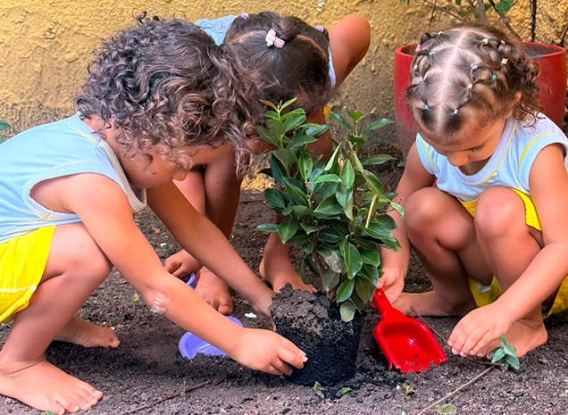 Alunos em atividade no Tempo Integral do Colégio Arte de Aprender